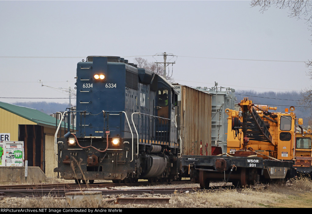 L724 passes the WSOR Burro crane